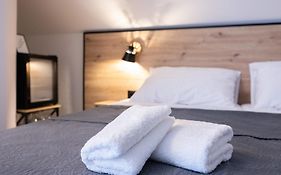 Hoppy Rooms - Self Check Ln